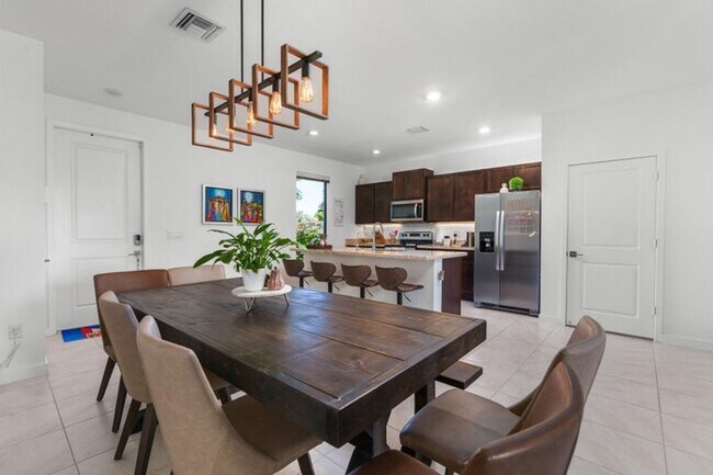 Foto del edificio - 527 NW 17th St