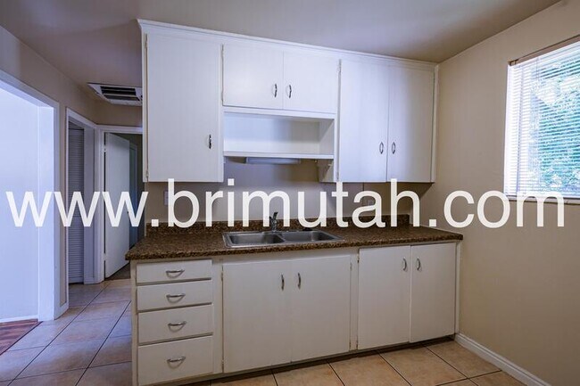 Building Photo - 1025 E Atkin Ave