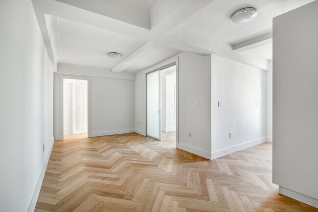Foto del edificio - 301 E 21st St