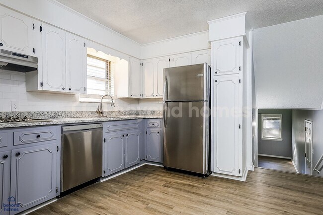 Foto del edificio - Beautifully Modernized Home with 3 bedroom / 2 full bath and 1,846 sq feet of space!