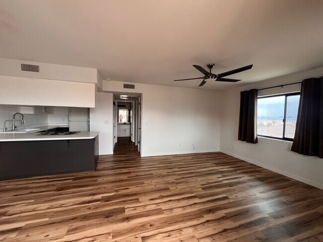 Foto del edificio - Price Reduction! LAKE VIEWS!! Longterm Unfurnished Condo