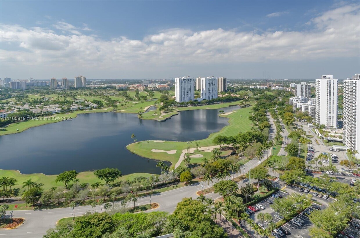 Foto principal - 20281 E Country Club Dr