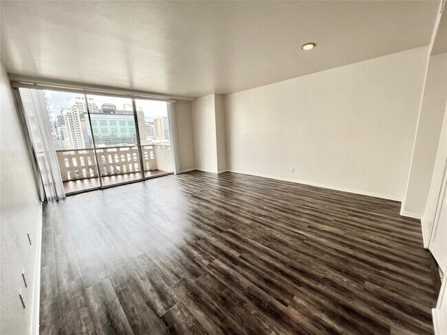 Building Photo - 2016 Main St