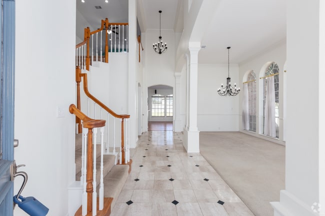 Building Photo - 501 Crown Colony Dr