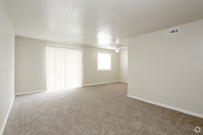 2 habitaciones - Sala de estar - Jamestowne Apartments