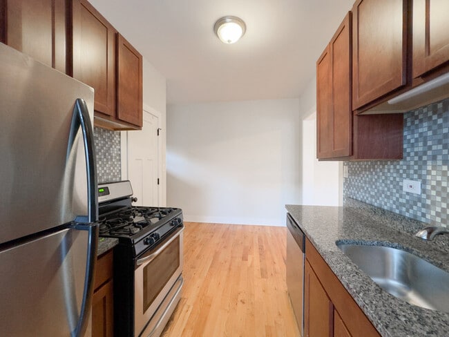 Building Photo - 1322 Oak Ave