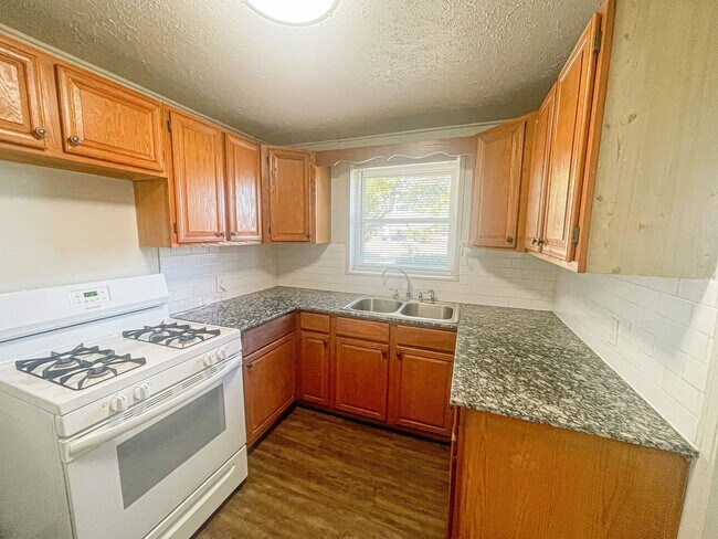 Building Photo - COMING SOON - 2 Bed/1 Bath in Del City!