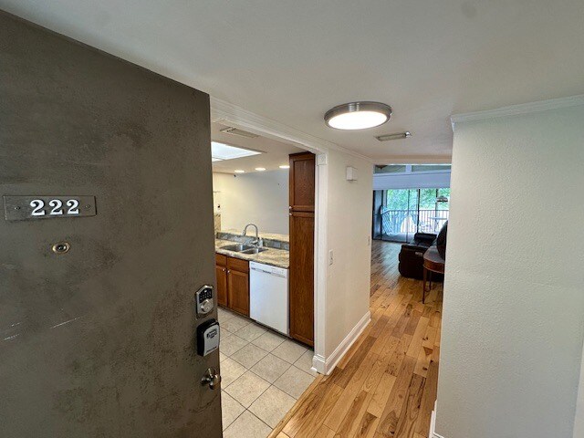 Foto del edificio - 222 Woodlake Wynde