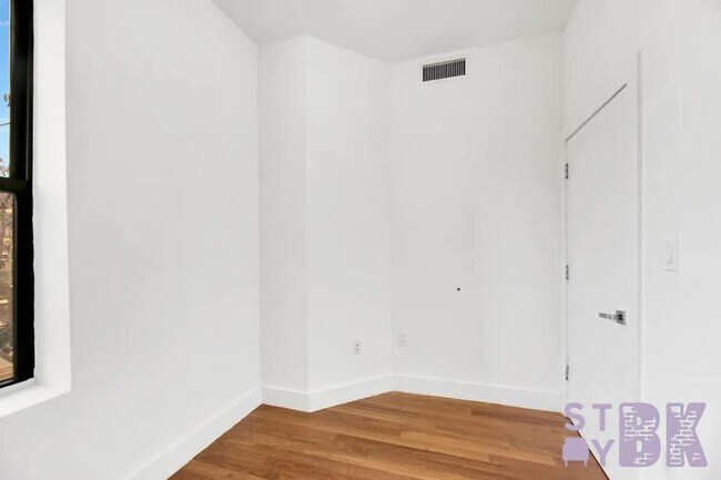 Building Photo - 3 bedroom in Brooklyn NY 11233