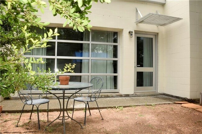 Foto del edificio - 902 Gardner Rd