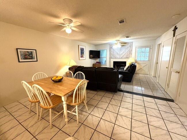 Building Photo - 604 Highcrest Dr