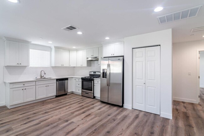 Foto del edificio - 1255 W 8th St