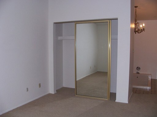 Building Photo - 2044 Piccadilly Dr