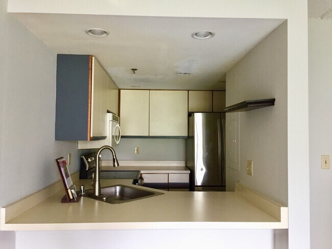 kitchen - 270 E Highland Ave
