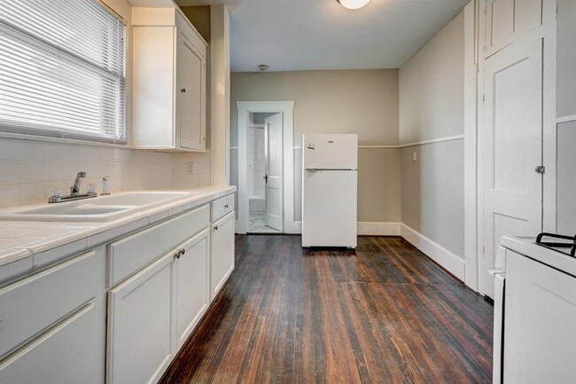Building Photo - 115 Goldenrod St