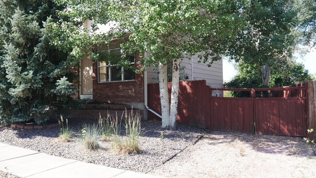Building Photo - 4 Bed 3 Bath off Dublin/Powers w/AC- Avail...
