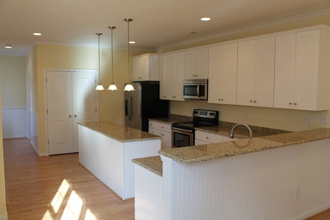 Foto del edificio - BEAUTIFUL 4BR/3.5BA Custom Home with Grani...