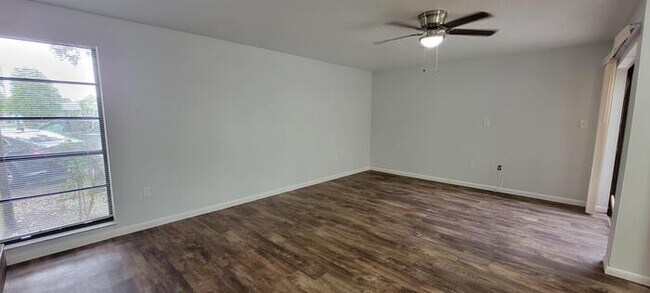 Foto del edificio - Spacious 3BD/2.5BA Townhouse in Golden Gate!