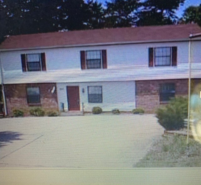 Building Photo - 921 Royal Dr
