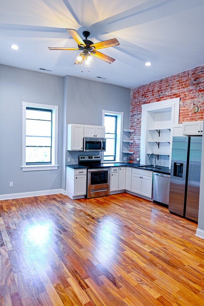 Foto del edificio - 106 N Division St