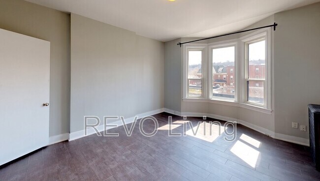 Photo du bâtiment - 477-477 King St E