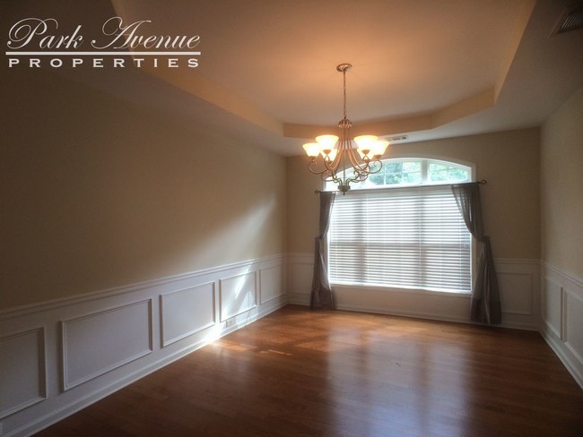 Building Photo - 5429 The Vyne Ave