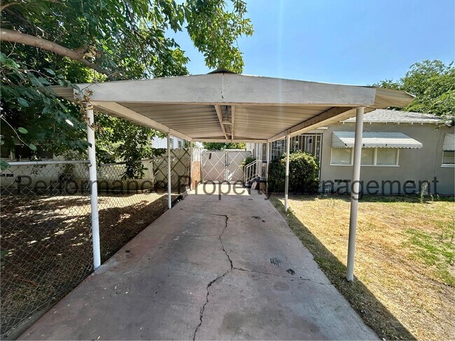 Foto del edificio - Charming 3 Bed/1 Bath in Home w/ RBP & Sec...