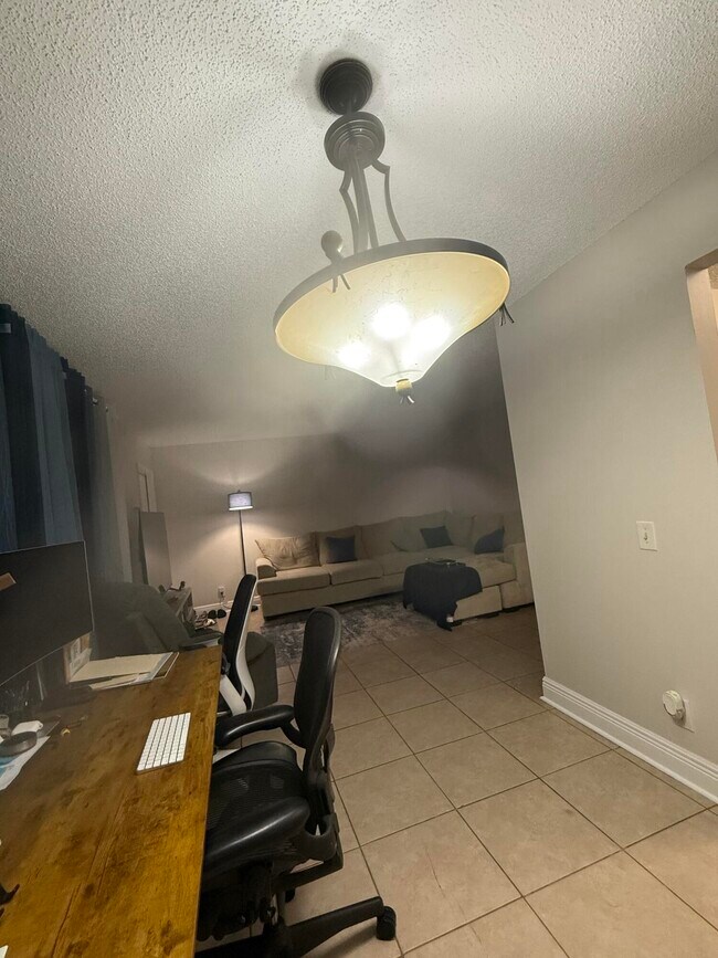 Building Photo - 915 Meadows Cir