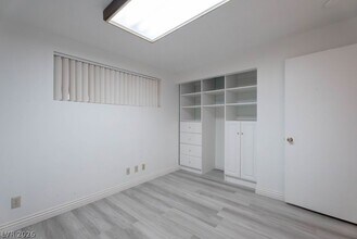 Building Photo - 5185 E Sun Valley Dr