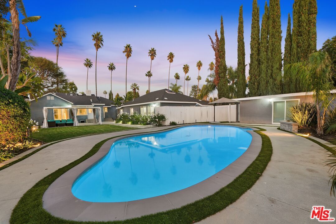 Primary Photo - 15040 Hamlin St