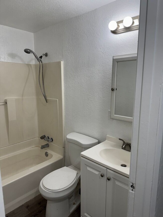 Building Photo - Jay Lakewood Duplex