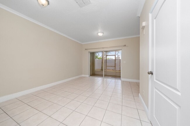 Photo - 2 Bedroom /2.5 bathrooms Town House. Just few minutes from Medical City.