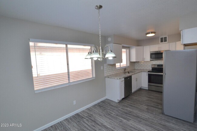 Building Photo - 645 N Arrowhead Dr