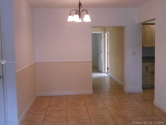 Foto del edificio - 350 N 68th Terrace