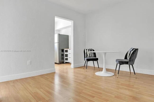 Foto del edificio - 7315 Carlyle Ave