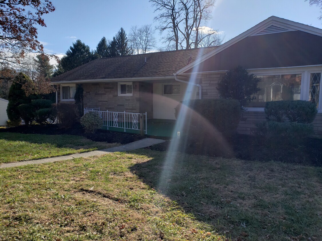 Foto principal - 1328 Oak Ln