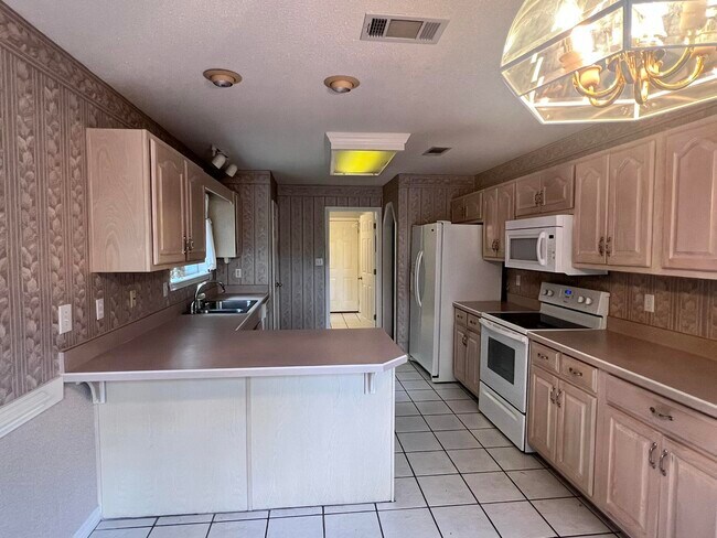 Building Photo - 395 Lake Holley Cir