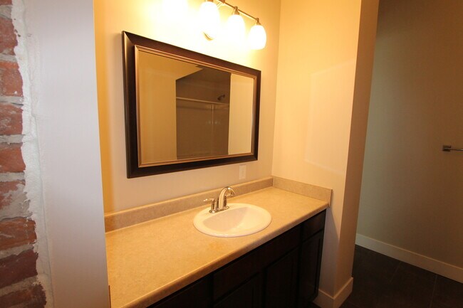 Foto del edificio - Midtown Renovated Duplex - Hardwood Floors, Exposed Brick