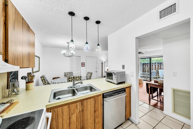 Foto del edificio - 3402 Gardens E Dr