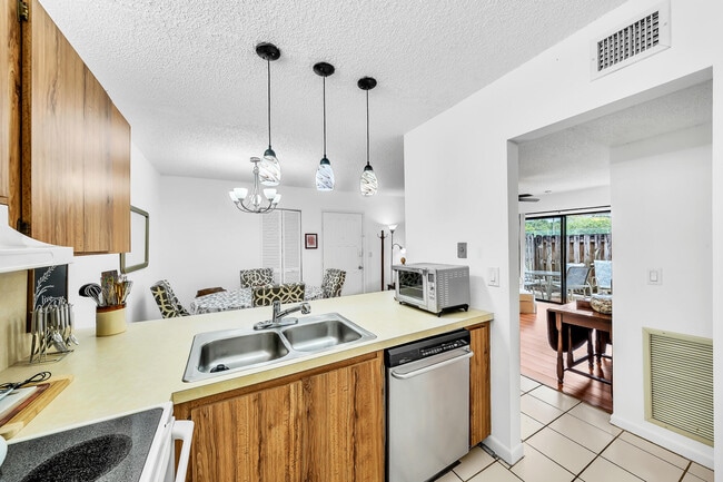 Building Photo - 3402 Gardens E Dr