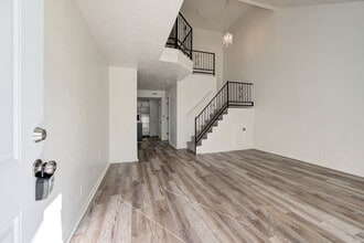 Building Photo - 727 Vicksburg Ave