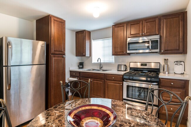 Kitchen - 5249 Satsuma Ave
