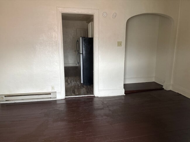 Foto del edificio - East End York City-3rd Floor Studio Apartment