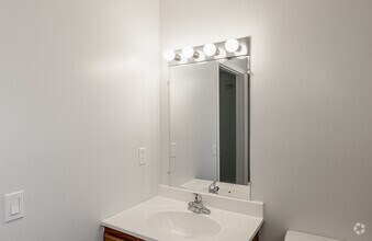 1BR, 1BA Classic - 800SF - Bathroom - Briar Knoll Apts