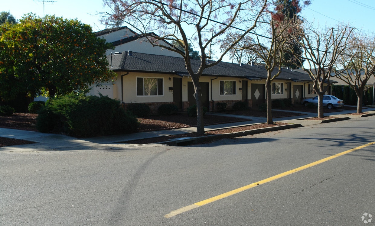 Building Photo - 1409 Villa St