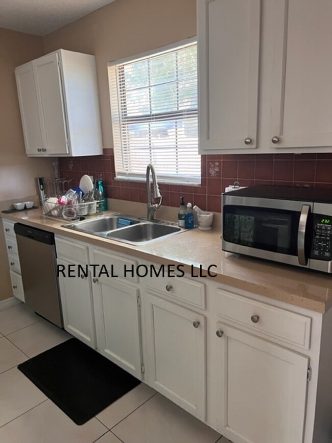 Foto del edificio - Two Story Townhome in Winter Park, Tile Th...