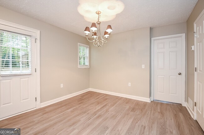 Foto del edificio - 220 Carmichael Rd