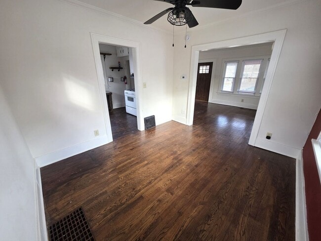 Building Photo - 3 Bedroom and 2 full baths House