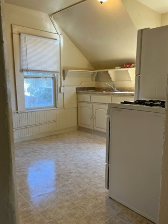 Building Photo - small 1 bedroom