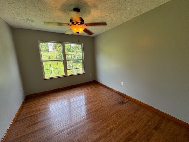 Foto del edificio - 4-Bedroom in Hebron, KY